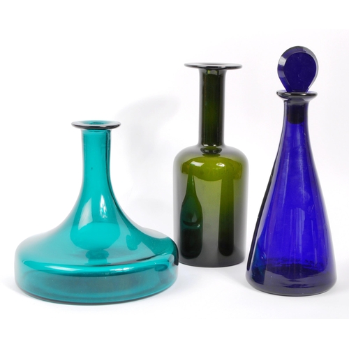 145 - A collection of vintage retro mid 20th century studio glass to include a Otto Brauer Gull vase, a va... 
