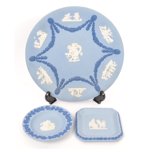 148 - Wedgwood - Three pieces of 20th century Wedgwood jasperware tricolour pieces to include a square dis... 