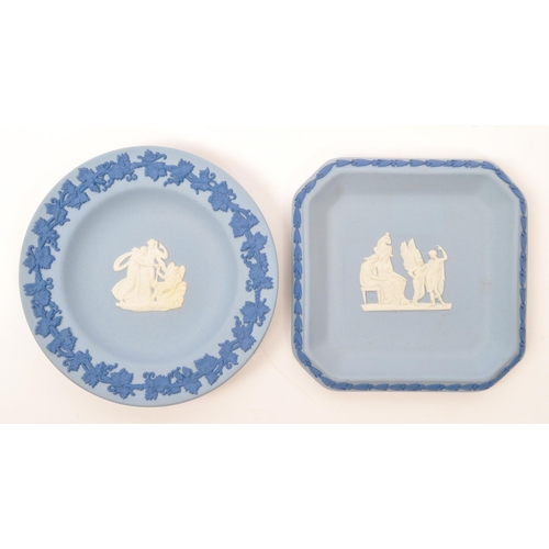 148 - Wedgwood - Three pieces of 20th century Wedgwood jasperware tricolour pieces to include a square dis... 