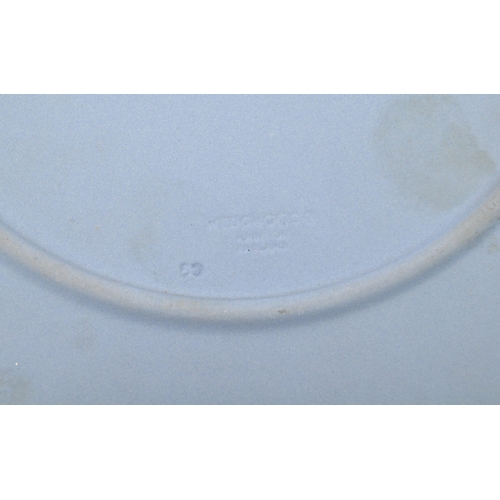 148 - Wedgwood - Three pieces of 20th century Wedgwood jasperware tricolour pieces to include a square dis... 