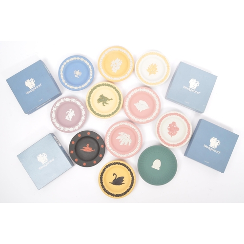 149 - Wedgwood - A series of 20th century Wedgwood jasperware dishes. Each piece having relief work upon v... 