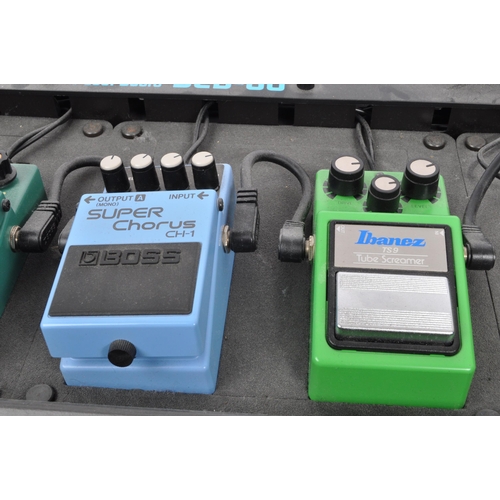 413 - Music equipment - Boss pedal board BCB-60. To include digital delay DD-3, Tremolo TR-2, Super Chorus... 