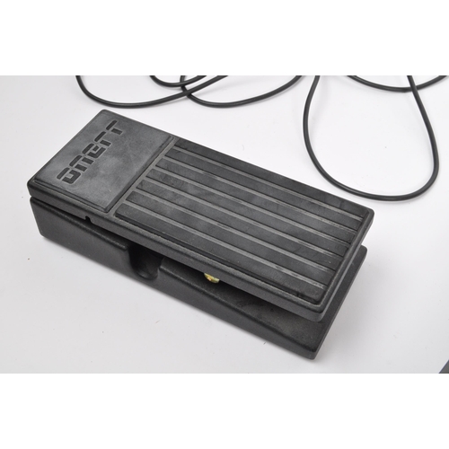 413 - Music equipment - Boss pedal board BCB-60. To include digital delay DD-3, Tremolo TR-2, Super Chorus... 