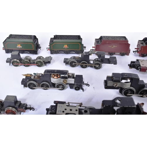 102 - Model Railway - a large collection of assorted OO gauge model railway trainset locomotive engine spa... 