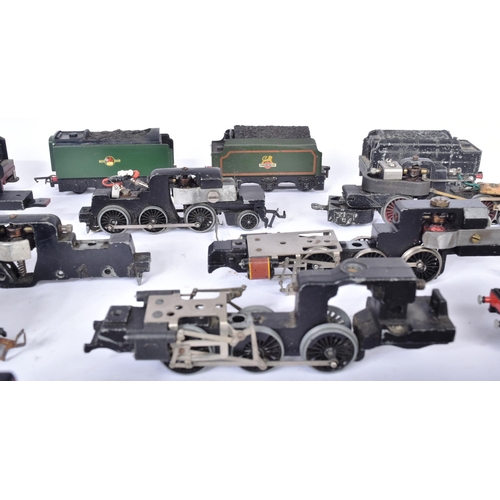 102 - Model Railway - a large collection of assorted OO gauge model railway trainset locomotive engine spa... 