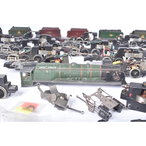 102 - Model Railway - a large collection of assorted OO gauge model railway trainset locomotive engine spa... 