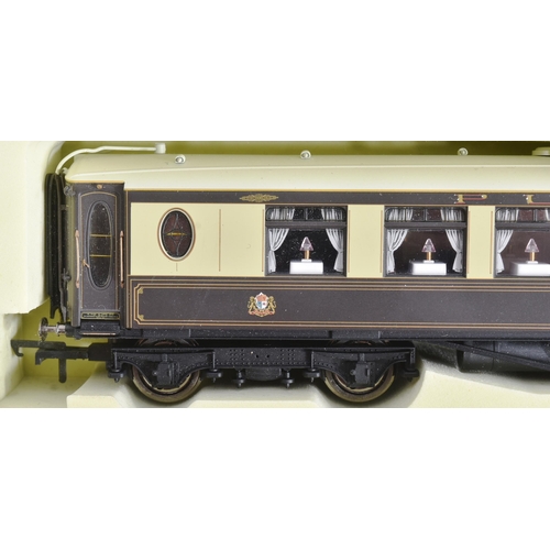 111 - Model Railway - a rake of x3 Hornby OO gauge model railway trainset locomotive Pullman coaches / car... 