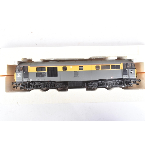 118 - An original Hornby OO gauge model railway trainset locomotive engine No. R2421 BR Class 31 A-I-A Die... 