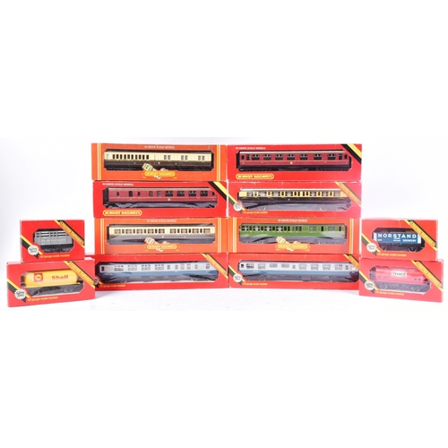 126 - A collection of x12 assorted vintage Hornby OO gauge model railway trainset locomotive rolling stock... 