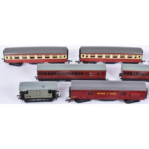 135 - A collection of assorted vintage OO gauge model railway trainset rolling stock from a variety of mak... 