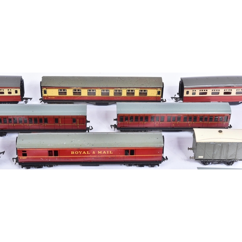 135 - A collection of assorted vintage OO gauge model railway trainset rolling stock from a variety of mak... 