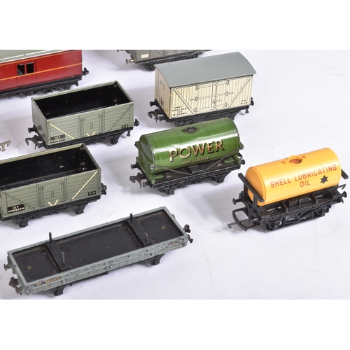 135 - A collection of assorted vintage OO gauge model railway trainset rolling stock from a variety of mak... 