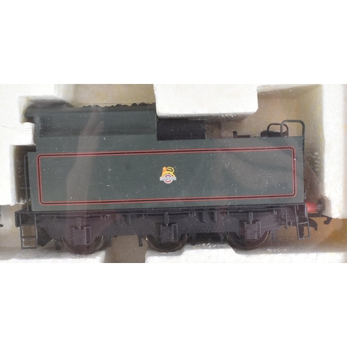 141 - Model Railway - an original Hornby OO gauge model railway trainset locomotive engine No. R2204 Rebui... 