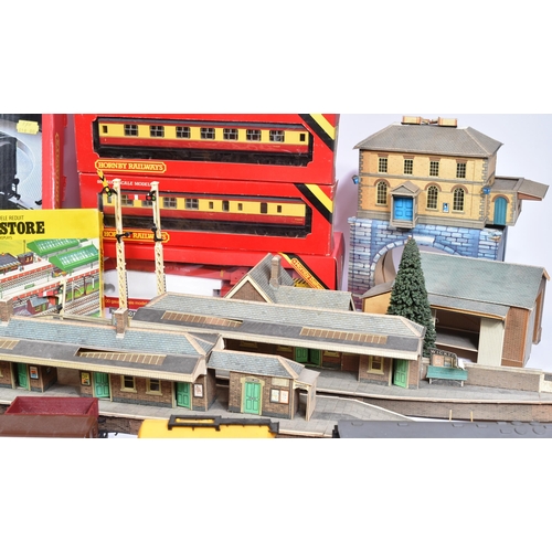 152 - Model Railway - a collection of assorted Hornby OO gauge model railway trainset locomotives, rolling... 