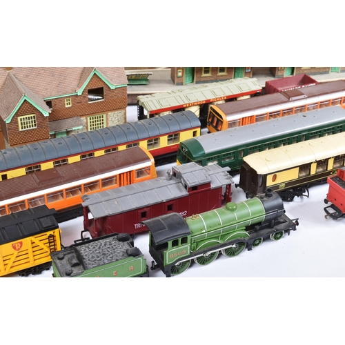 152 - Model Railway - a collection of assorted Hornby OO gauge model railway trainset locomotives, rolling... 