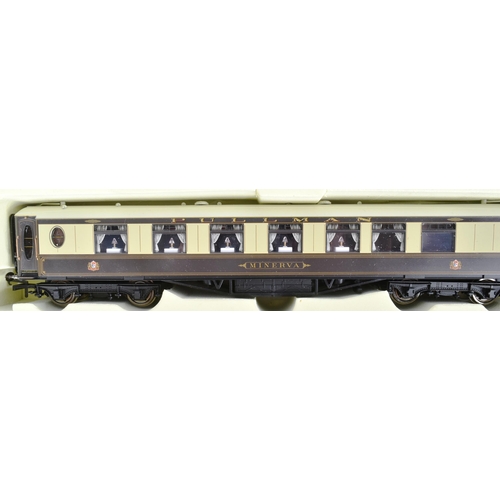 157 - Model Railway - a rake of x3 Hornby OO gauge model railway trainset locomotive Pullman coaches / car... 