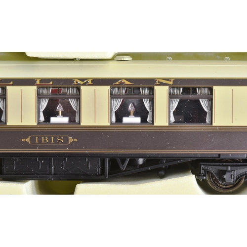 157 - Model Railway - a rake of x3 Hornby OO gauge model railway trainset locomotive Pullman coaches / car... 