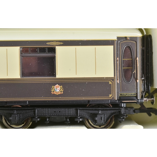 157 - Model Railway - a rake of x3 Hornby OO gauge model railway trainset locomotive Pullman coaches / car... 