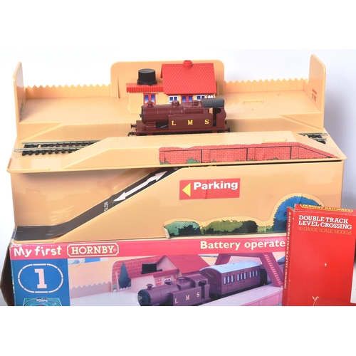 162 - A collection of assorted OO gauge model railway trainset locomotive engine and trackside accessories... 