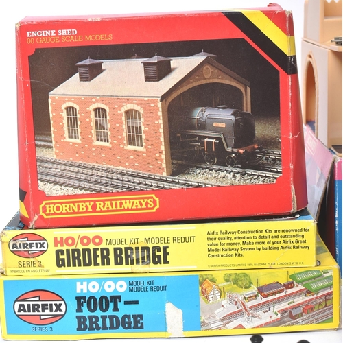 162 - A collection of assorted OO gauge model railway trainset locomotive engine and trackside accessories... 