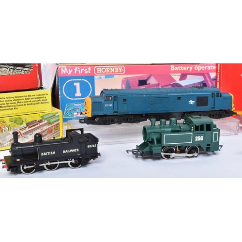 162 - A collection of assorted OO gauge model railway trainset locomotive engine and trackside accessories... 