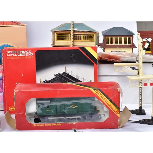 162 - A collection of assorted OO gauge model railway trainset locomotive engine and trackside accessories... 