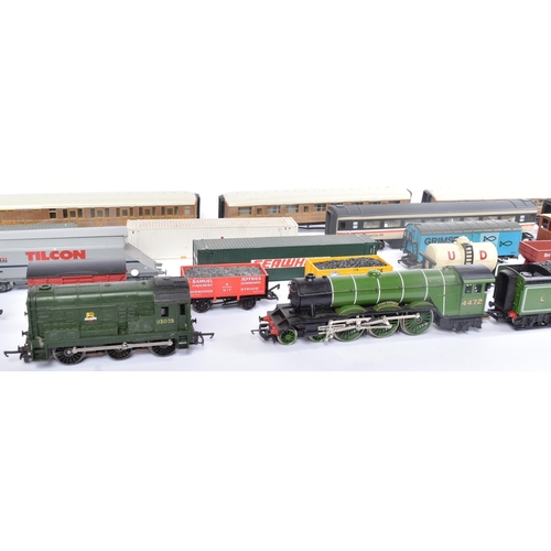 163 - A large assortment of vintage OO gauge model railway trainset wagons / coaches / containers/ locomot... 