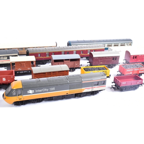 163 - A large assortment of vintage OO gauge model railway trainset wagons / coaches / containers/ locomot... 