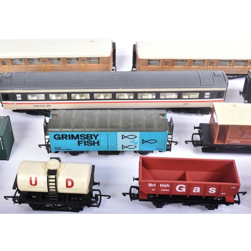 163 - A large assortment of vintage OO gauge model railway trainset wagons / coaches / containers/ locomot... 