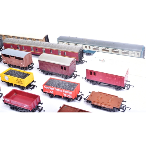 163 - A large assortment of vintage OO gauge model railway trainset wagons / coaches / containers/ locomot... 