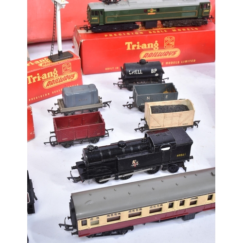 185 - A collection of assorted Hornby, Hornby Dublo and Triang OO gauge model railway trainset rolling sto... 