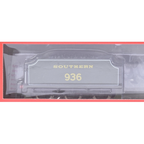 208 - Model Railway - an original Hornby OO gauge model railway trainset locomotive engine No. R132 School... 