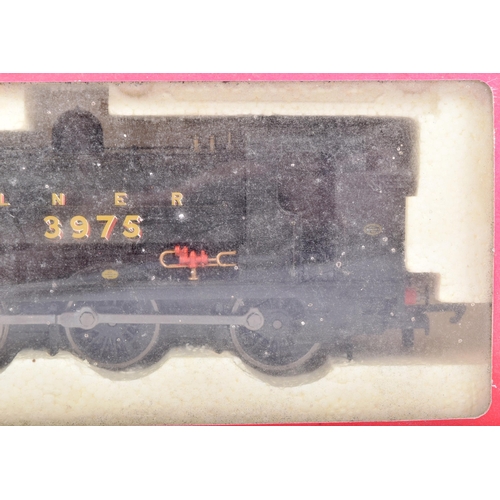 210 - A vintage Hornby OO gauge model railway trainset locomotive engine No. R2400 LNER 0-6-0ST Class J52 ... 