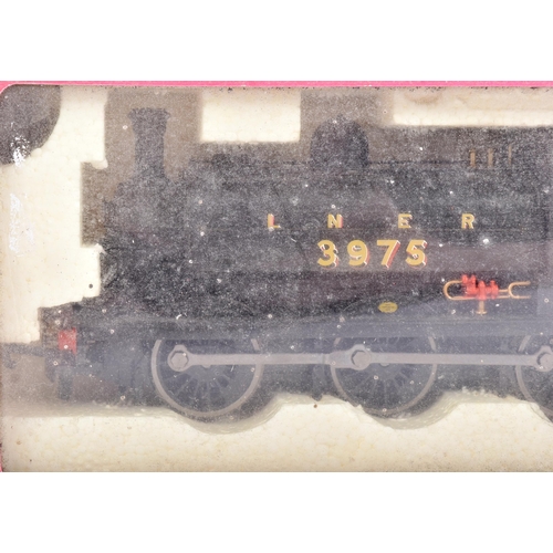 210 - A vintage Hornby OO gauge model railway trainset locomotive engine No. R2400 LNER 0-6-0ST Class J52 ... 