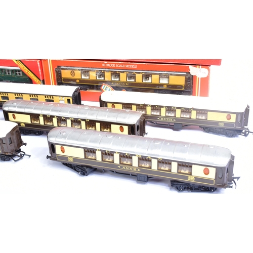 239 - A large collection of assorted Hornby / Triang OO gauge model railway trainset locomotive coaches / ... 