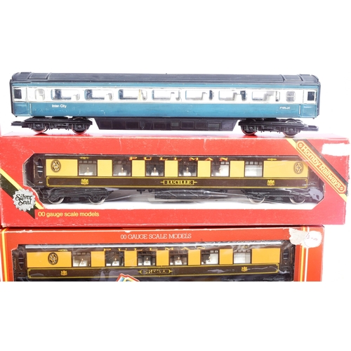 239 - A large collection of assorted Hornby / Triang OO gauge model railway trainset locomotive coaches / ... 