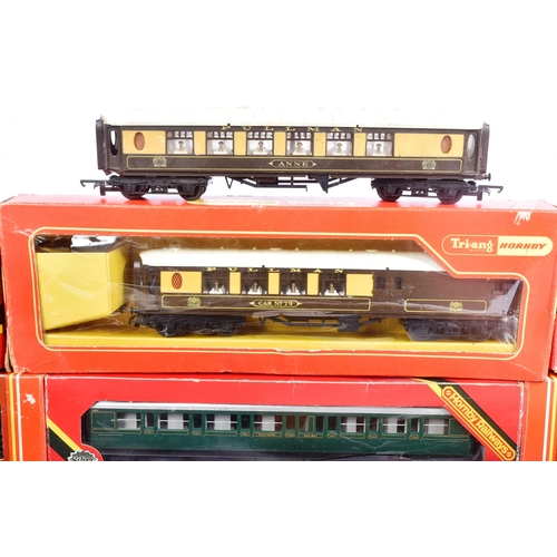 239 - A large collection of assorted Hornby / Triang OO gauge model railway trainset locomotive coaches / ... 