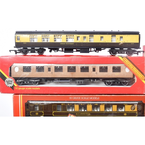 239 - A large collection of assorted Hornby / Triang OO gauge model railway trainset locomotive coaches / ... 