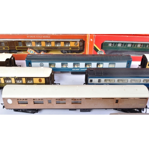 239 - A large collection of assorted Hornby / Triang OO gauge model railway trainset locomotive coaches / ... 