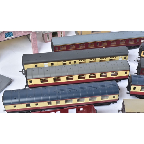 247 - Model Railway - a collection of assorted OO gauge model railway trainset locomotive rolling stock ca... 