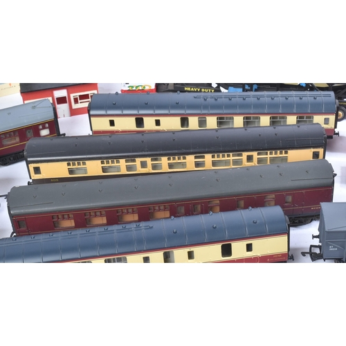 247 - Model Railway - a collection of assorted OO gauge model railway trainset locomotive rolling stock ca... 