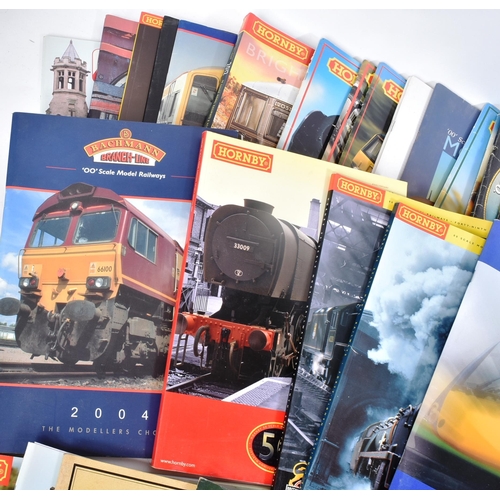 253 - A large collection of vintage OO gauge model railway trainset magazines and catalogues of Hornby, Li... 