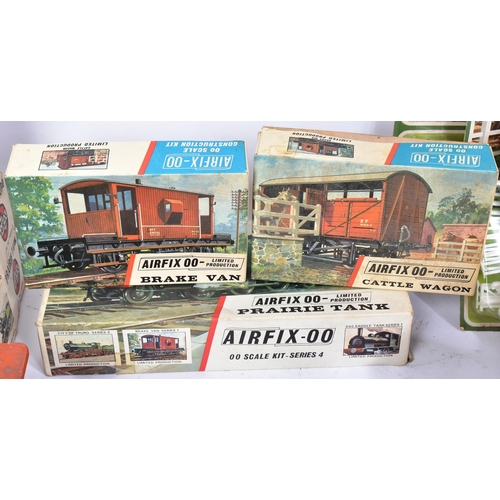 256 - Model Railway - a collection of assorted OO gauge model railway trainset locomotive model kits, roll... 