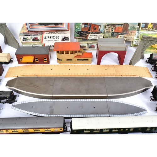 256 - Model Railway - a collection of assorted OO gauge model railway trainset locomotive model kits, roll... 