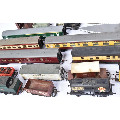 256 - Model Railway - a collection of assorted OO gauge model railway trainset locomotive model kits, roll... 