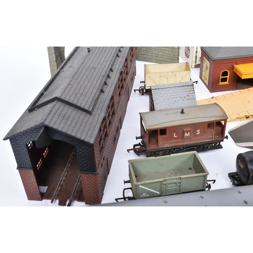 256 - Model Railway - a collection of assorted OO gauge model railway trainset locomotive model kits, roll... 