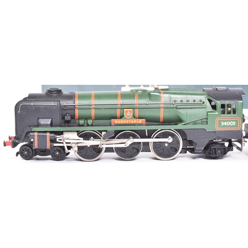 315 - A vintage Wrenn HO / OO gauge model railway trainset locomotive engine and tender, 4-6-2 34005 'Barn... 