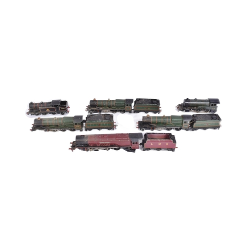 32 - A collection of assorted vintage Hornby Dublo model railway trainset locomotive engines, to include:... 