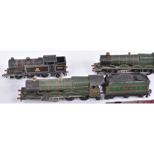 32 - A collection of assorted vintage Hornby Dublo model railway trainset locomotive engines, to include:... 