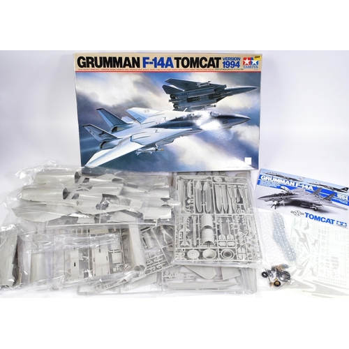 330 - A vintage Tamiya plastic model kit 1/32 scale, of American fighter aircraft the Grumman F-14A Tomcat... 